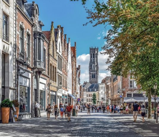 La fuga dal quotidiano e il mondo del “come se”: tra sociologia e modernità