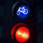 Passare con il rosso: dalle conseguenze legali ai consigli per una guida sicura Passare con il rosso
