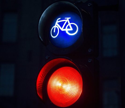 Passare con il rosso: dalle conseguenze legali ai consigli per una guida sicura Passare con il rosso
